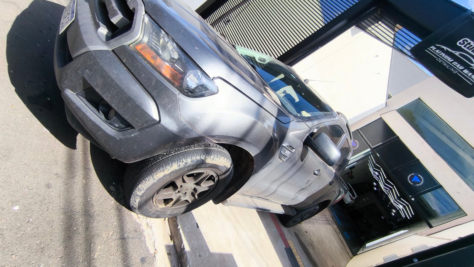Ford Ranger coberta de poeira e sujeira antes da lavagem premium