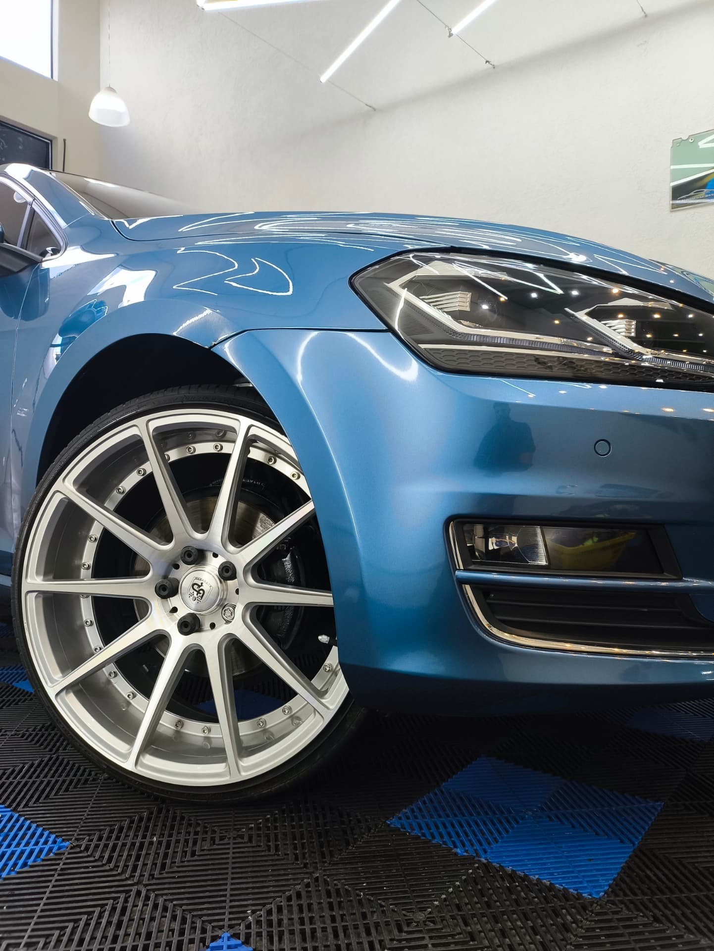 Golf azul com roda polida e pintura vitrificada
