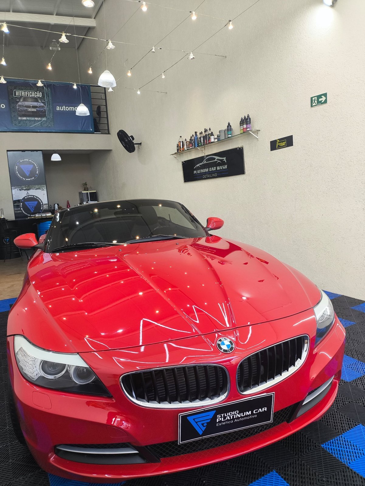 BMW Z4 vermelha conversível com capô brilhando após polimento no Studio Platinum Car