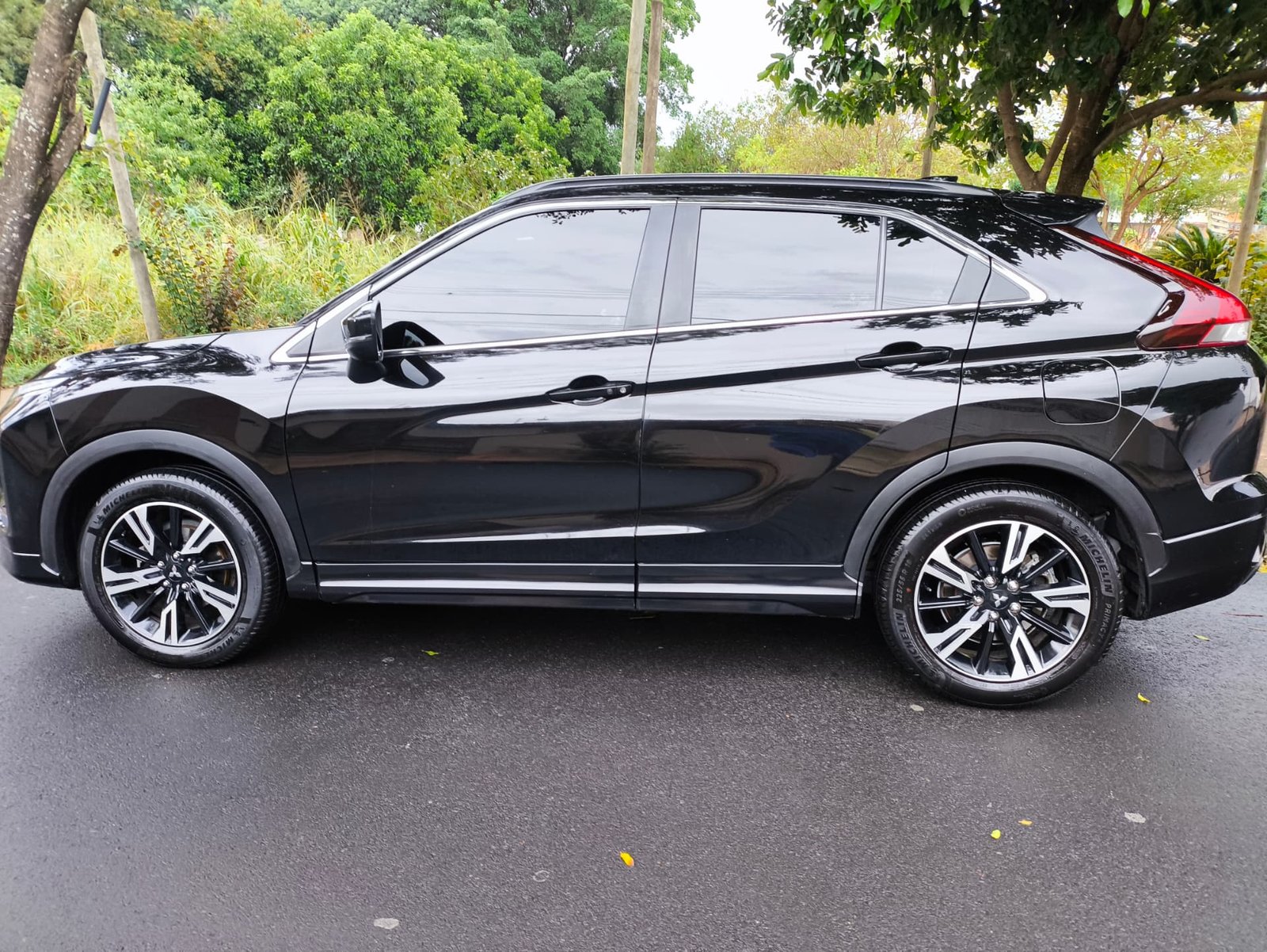 Mitsubishi Eclipse Cross preta brilhando após o detalhamento premium