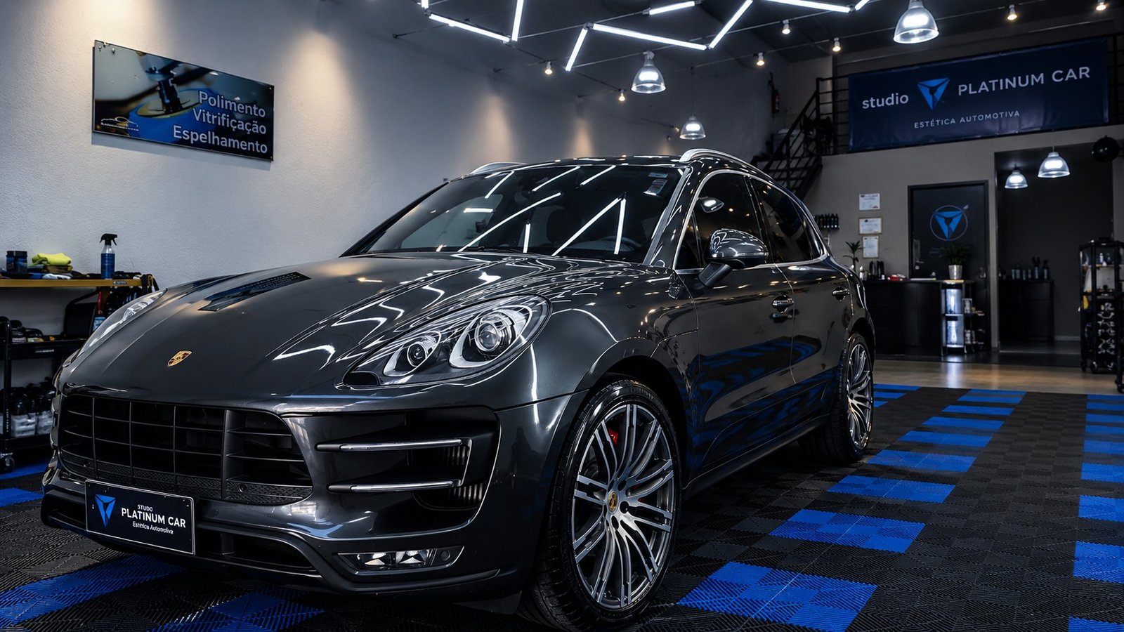 Porsche Macan cinza vitrificada no box do Studio Platinum Car
