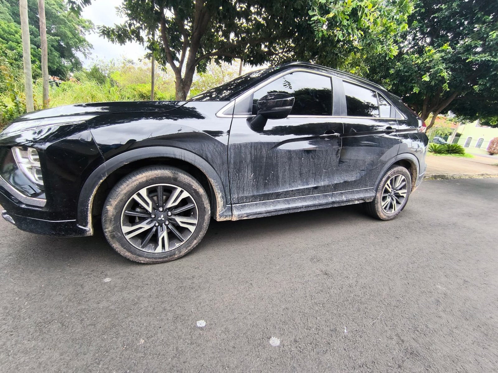 Mitsubishi Eclipse Cross coberta de barro e poeira antes da lavagem premium