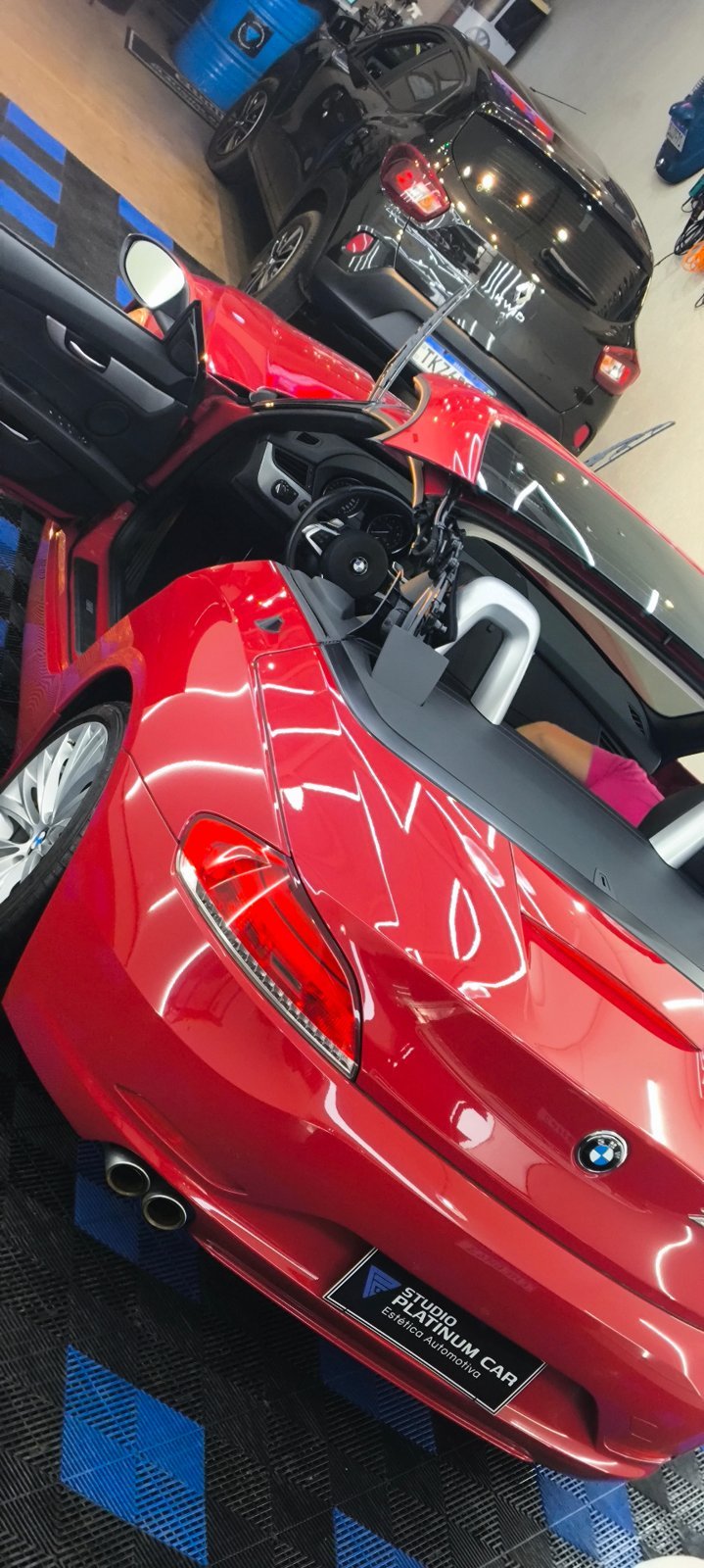 Traseira da BMW Z4 vermelha com acabamento espelhado após detalhamento
