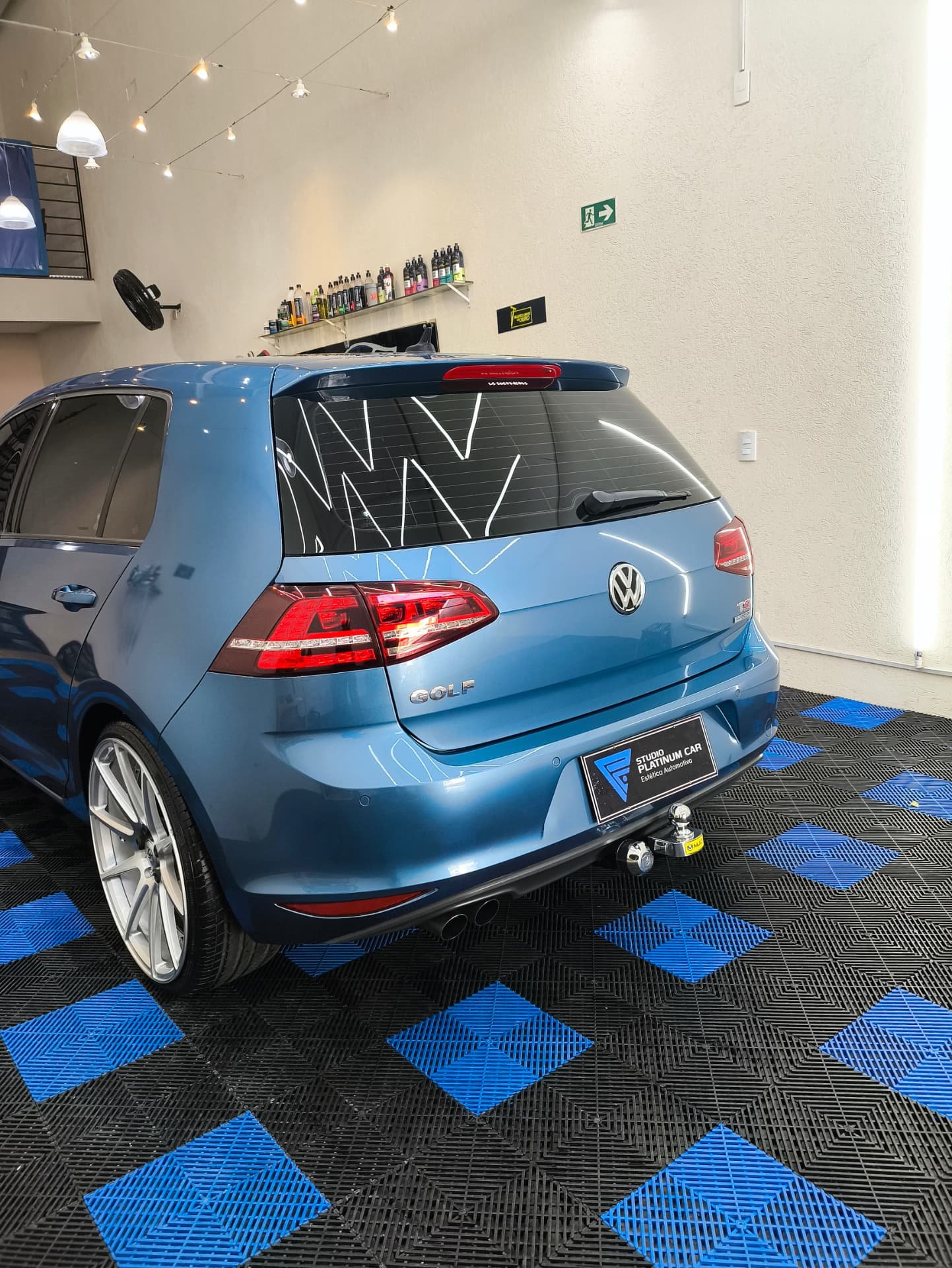 Volkswagen Golf azul finalizado no box do Studio Platinum Car