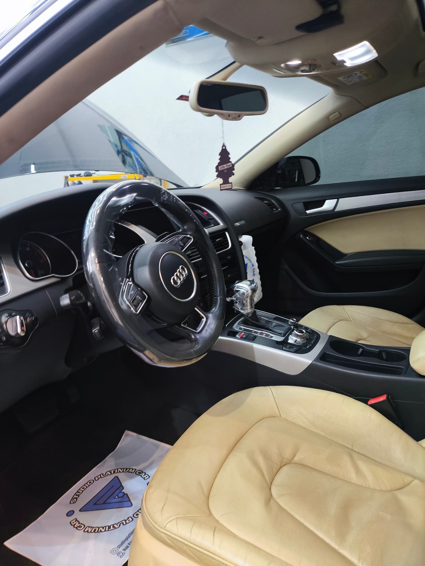 Higienização interna premium do interior de um Audi