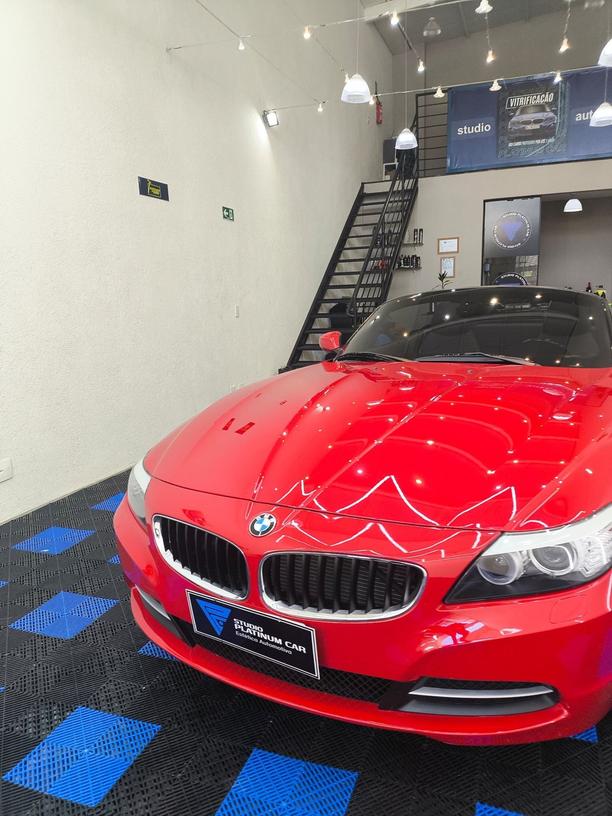 BMW Z4 vermelha no box do Studio Platinum Car com pintura vitrificada