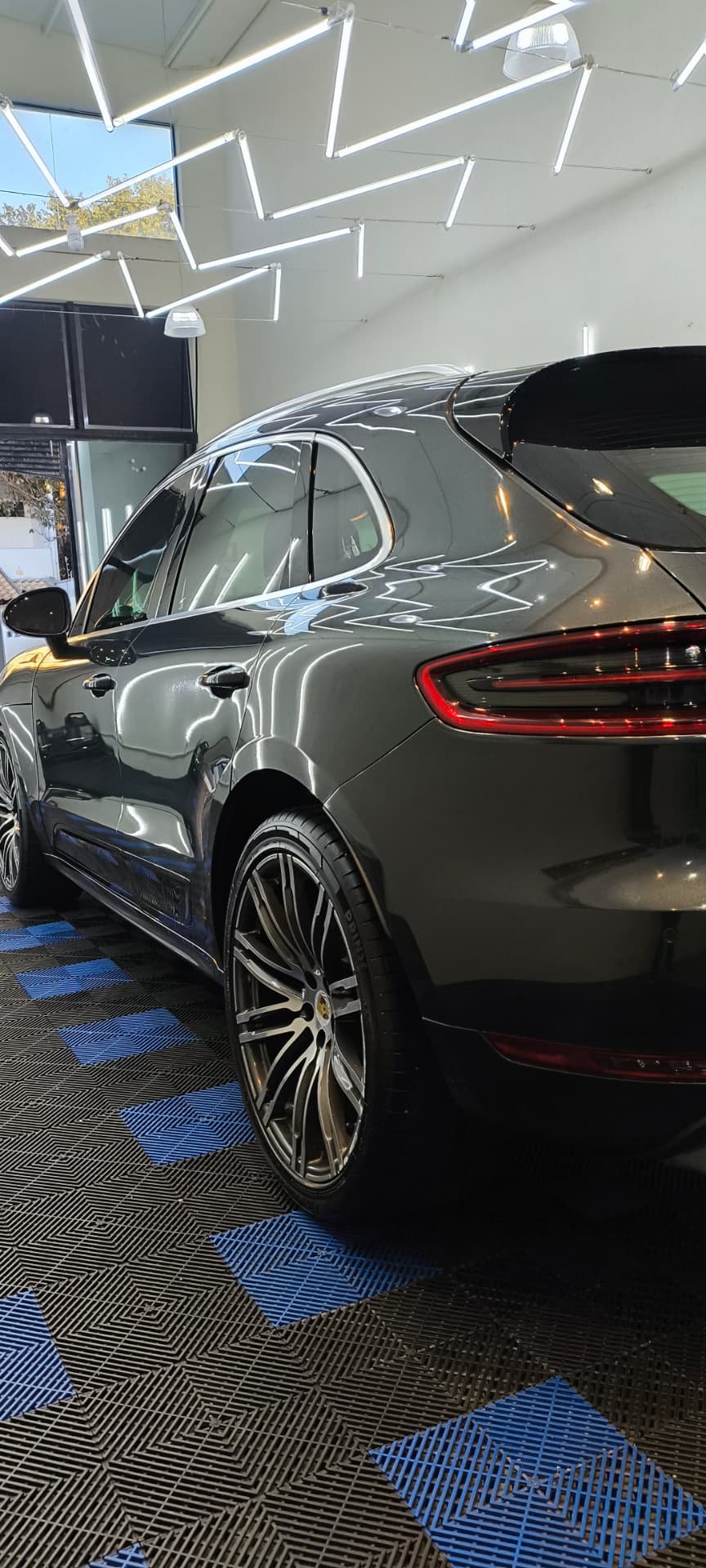 Porsche Macan cinza com pintura protegida e brilho intenso