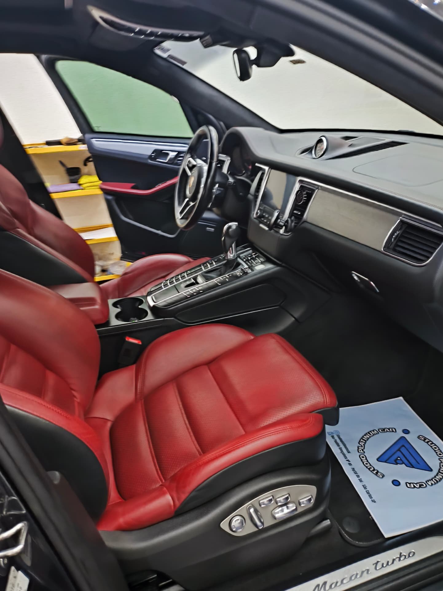 Interior em couro vermelho de Porsche Macan após higienização premium