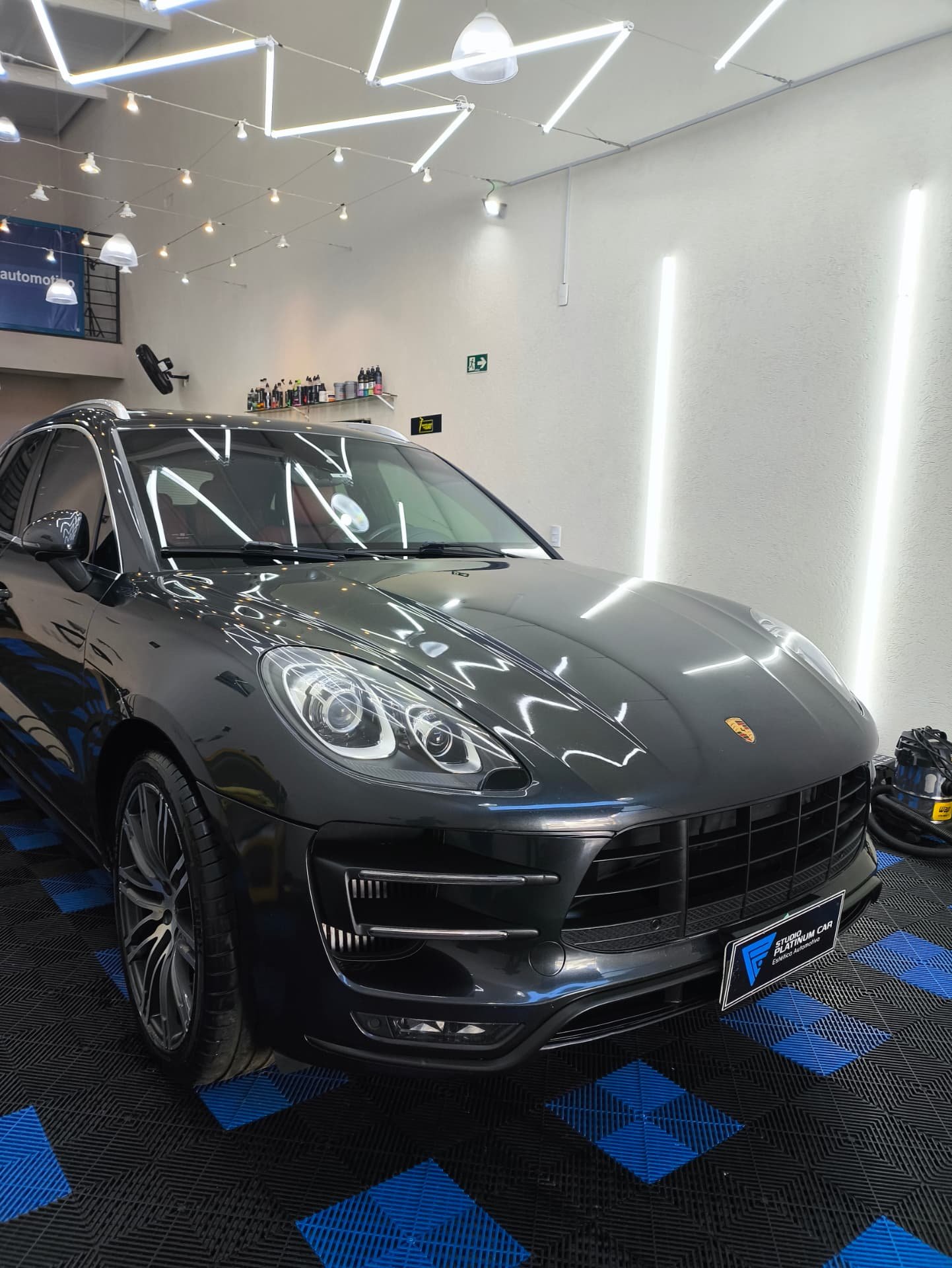 Porsche Macan com pintura vitrificada e brilho intenso