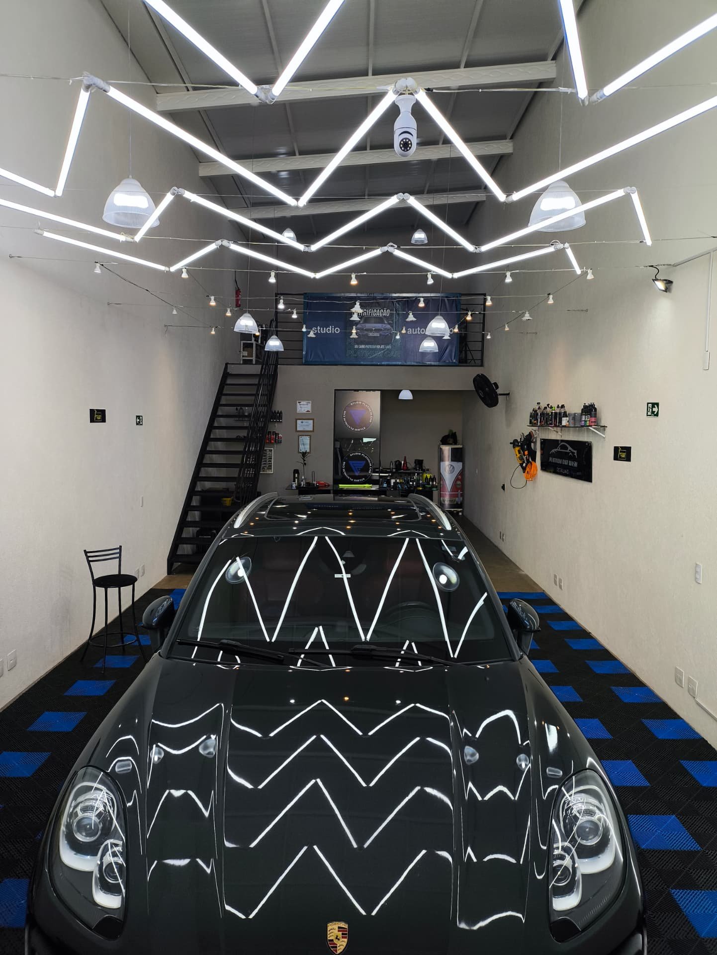 Interior do Studio Platinum Car com Porsche Macan após detalhamento