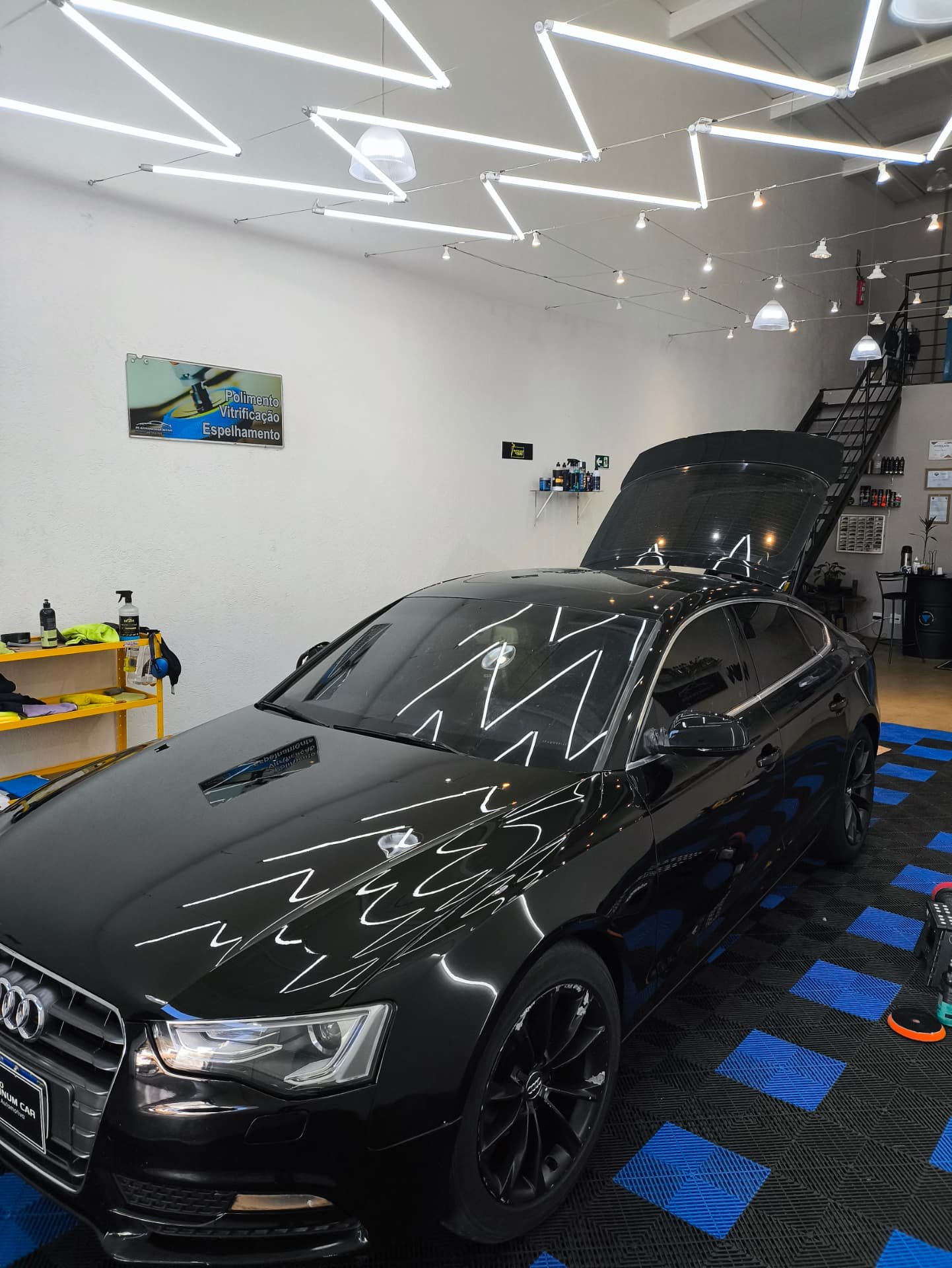Audi A5 preto com brilho profundo após polimento e vitrificação
